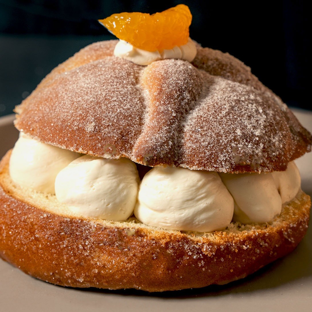 pan de muerto relleno de crema de guayaba