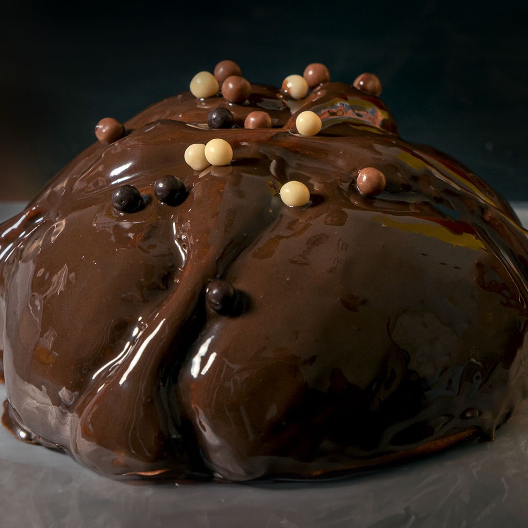 postre cubierto de chocolate