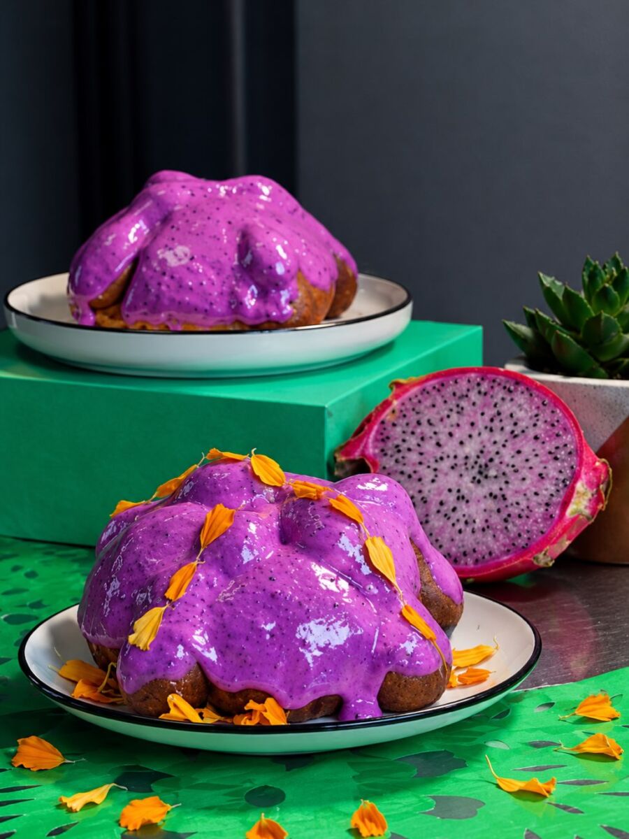 pan de muerto de pitahaya con tuna morada