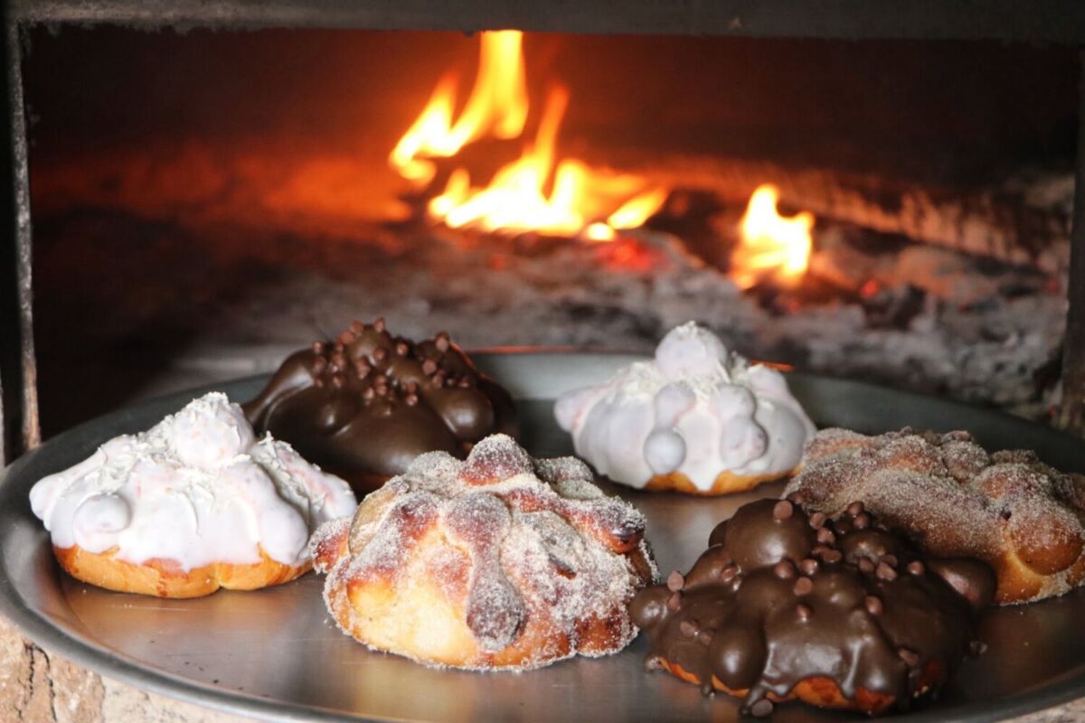Pan de muerto a la leña en un pueblo mágico cerca de la CDMX