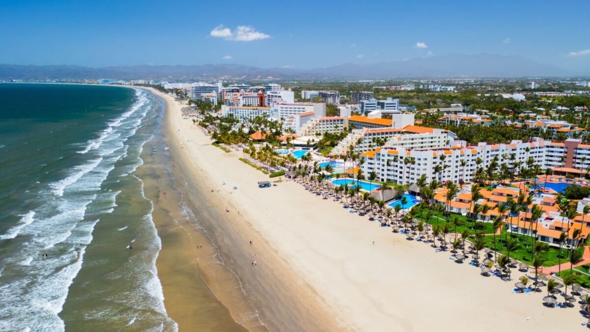 vista aérea de una playa en la Riviera Nayarit