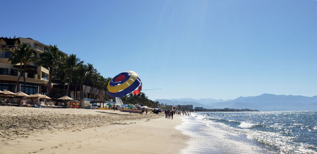 playa mexicana de arena dorada