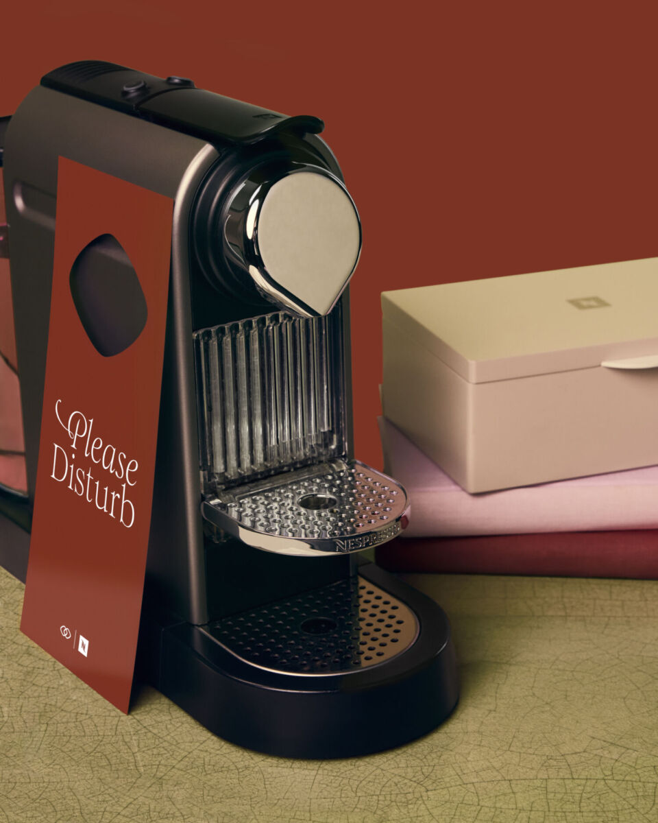 maquina nespresso con letrero 'please disturb'