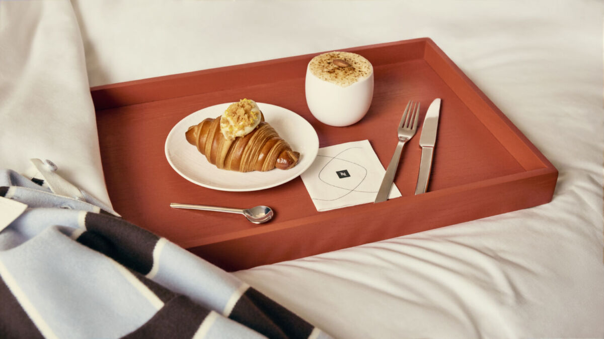 charola con croissant y café