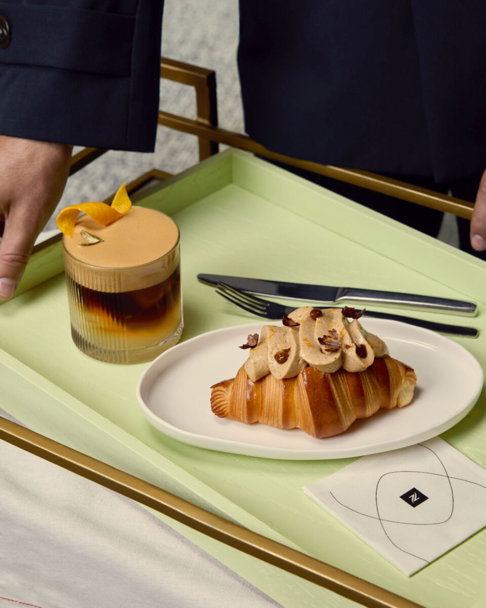 charola con croissant y espresso tonico