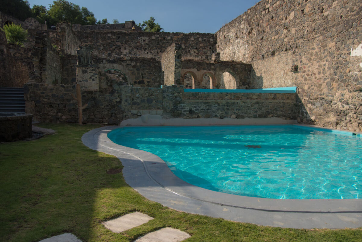 Piscina entre las ruinas de una Ex hacienda de Huasca de Ocampo 