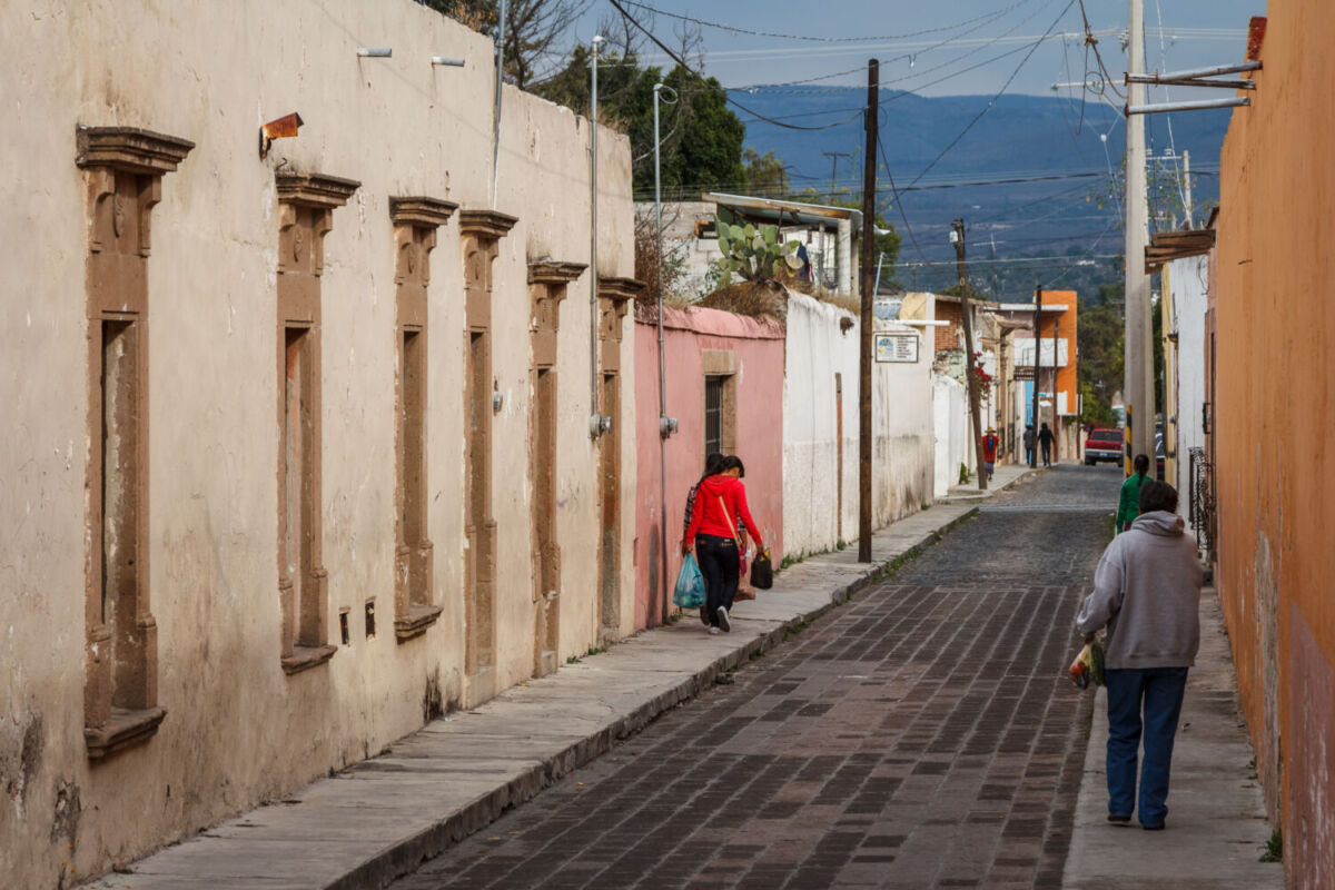 personas caminando por una calle del Pueblo Mágico Huichapan