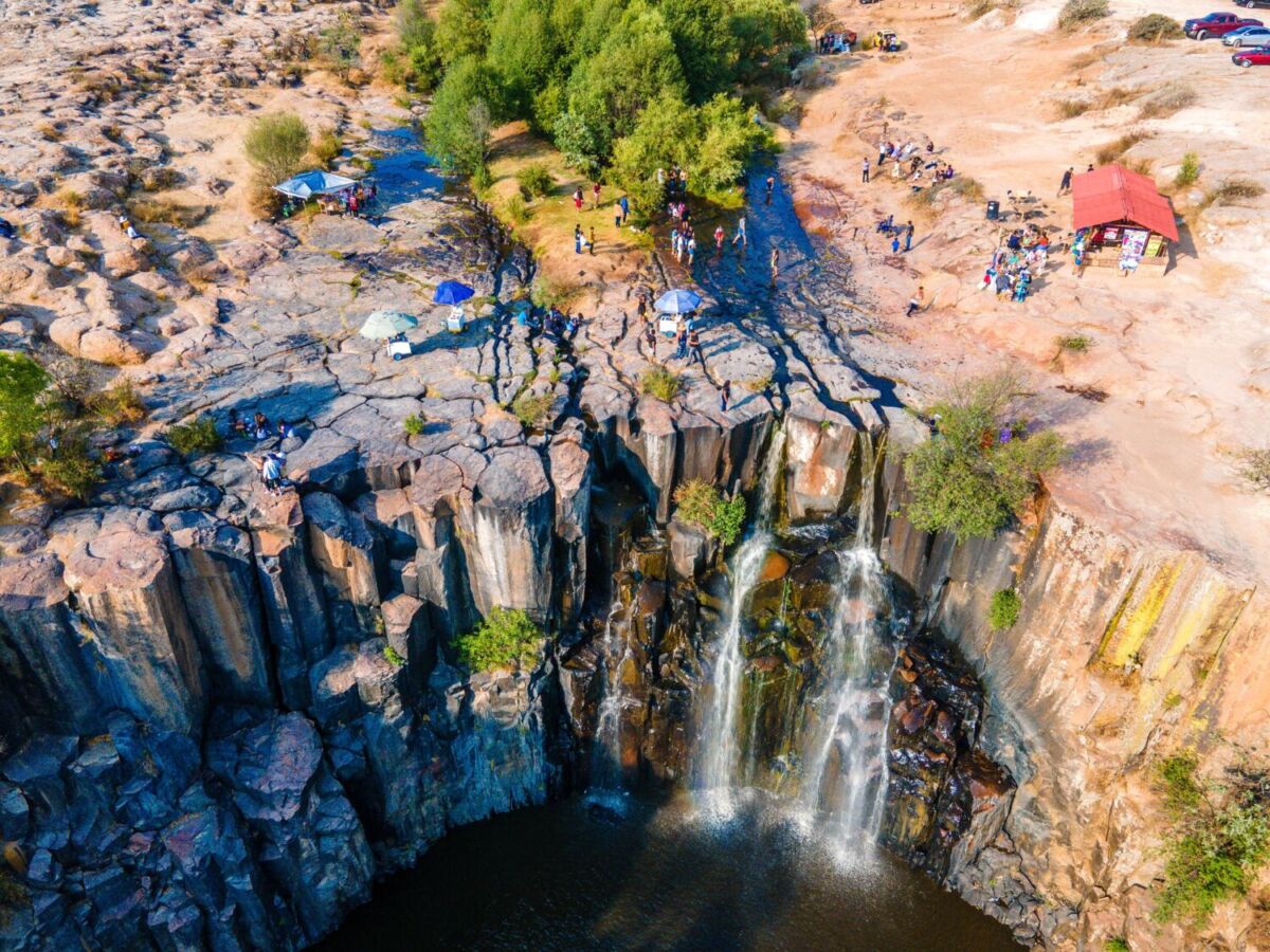 Vista aérea de las cascadas en el cañón de Aculco 