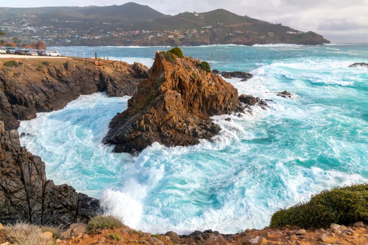 olas del mer golpeando una zona rocosa 