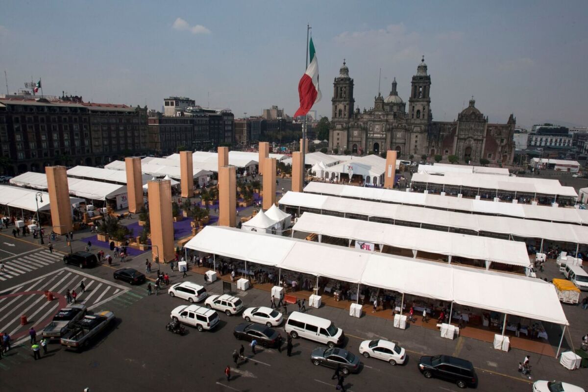 Vista panorámica del Zócalo durante la Feria Internacional del Libro 