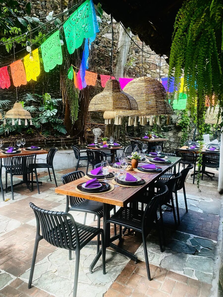 mesas y sillas en el interior de un restaurante en Taxco 