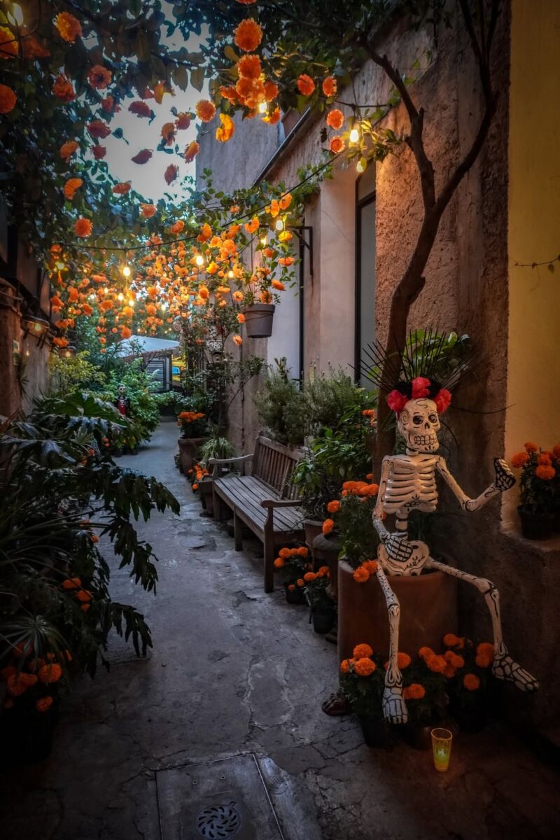 Los patios con decoración de Día de Muertos para ir a cenar en octubre-noviembre en la CDMX