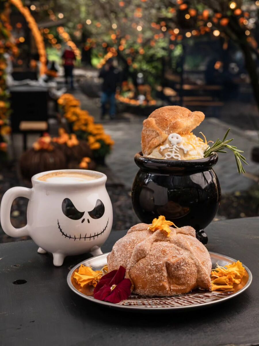 Pan de muerto y bebidas de otoño en el restaurante Selva Negra