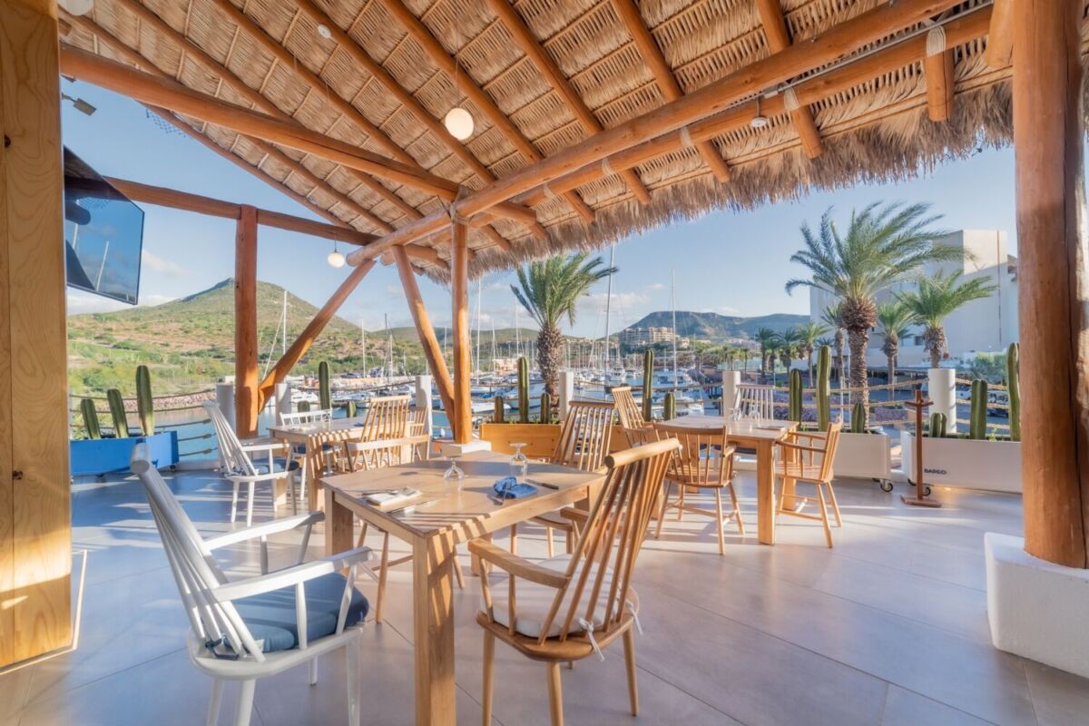 terraza con vista a la marina de la paz