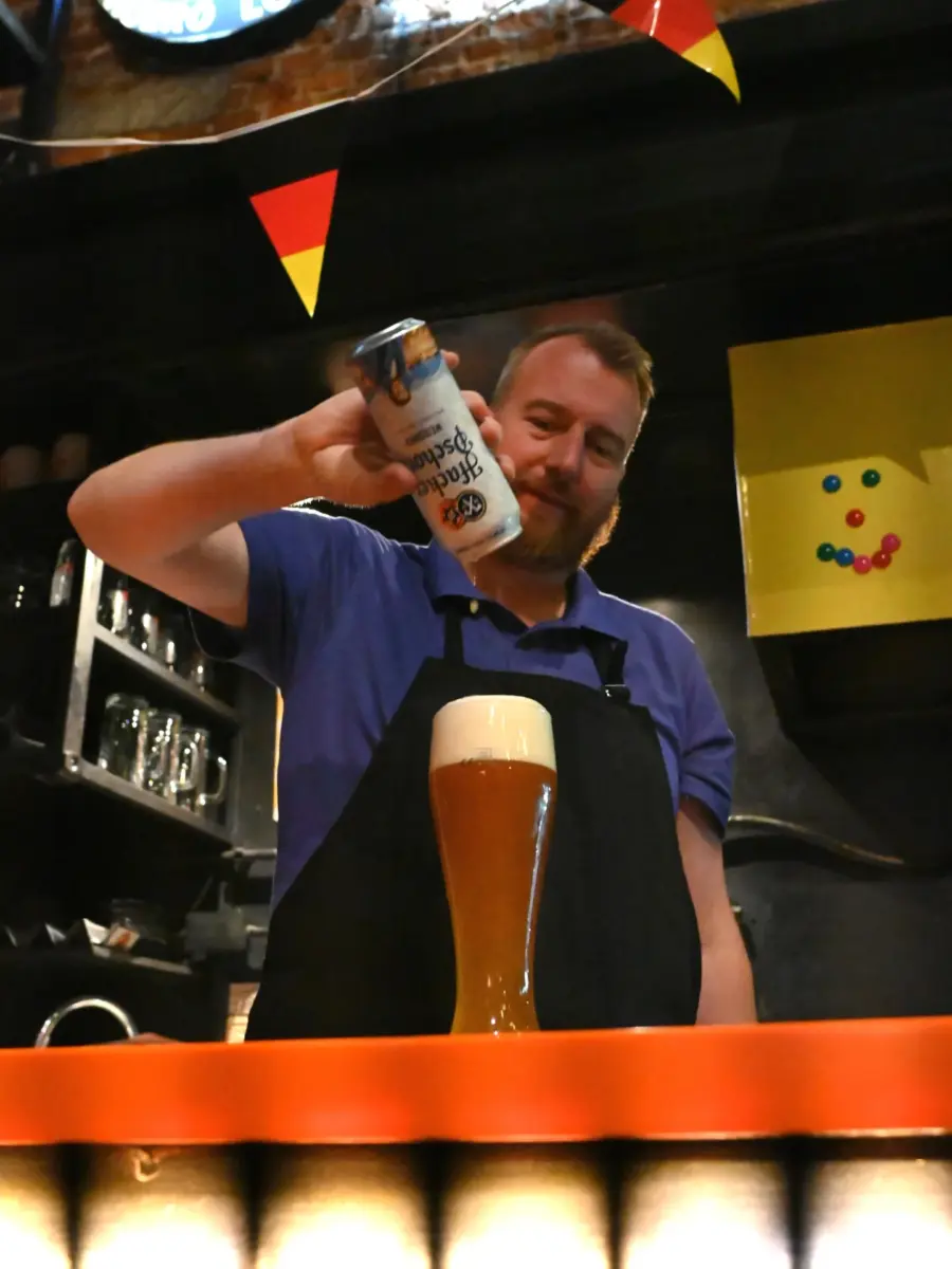 persona sirviendo una cerveza 