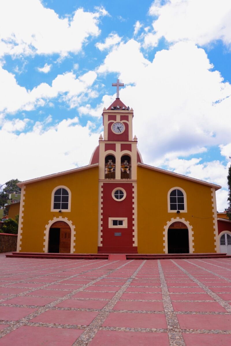 iglesia amarilla en san joaquín querétaro