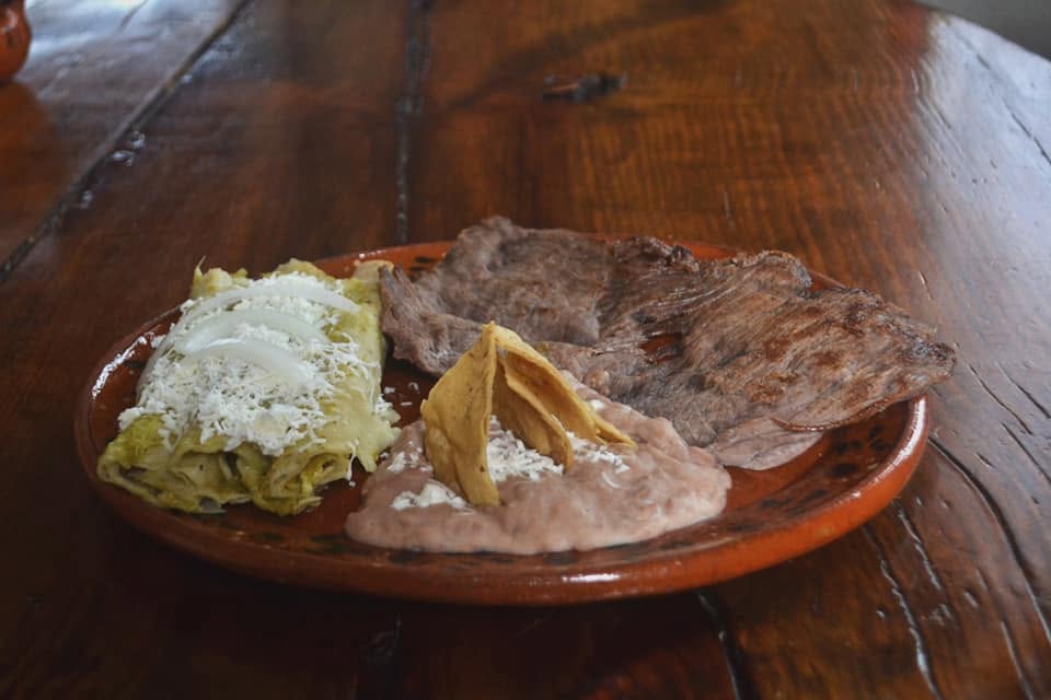 plato de cecina con enchiladas verdes y frijoles refritos