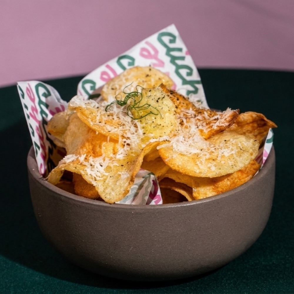 Chips trufadas con grana padano en Cuche Restaurante