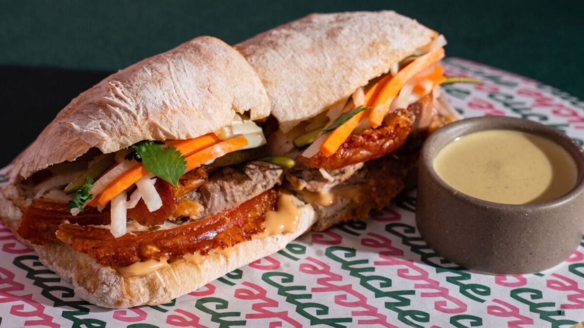 Sándwich de porquetta Bánh Mì en Cuche Restaurante 