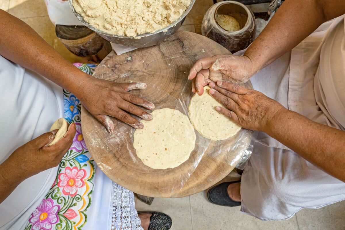 mujeres preparando tortillas hechas a mano 