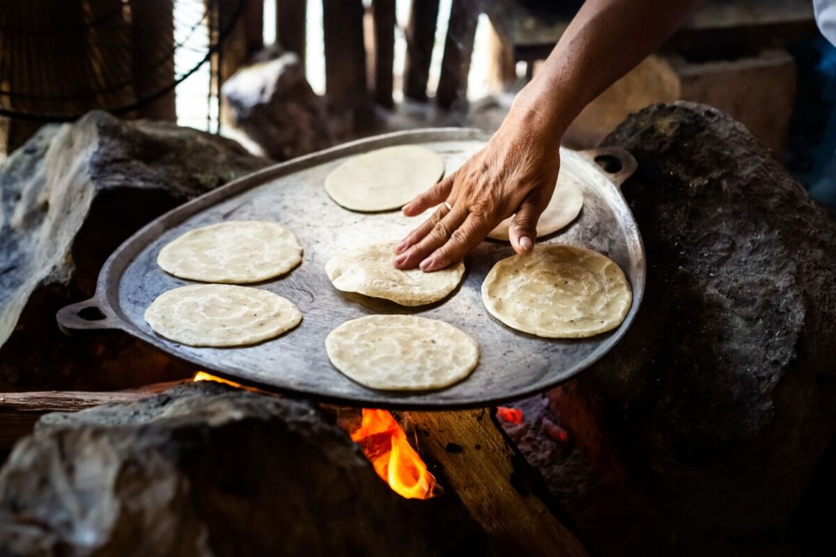 tortillas en un comal 