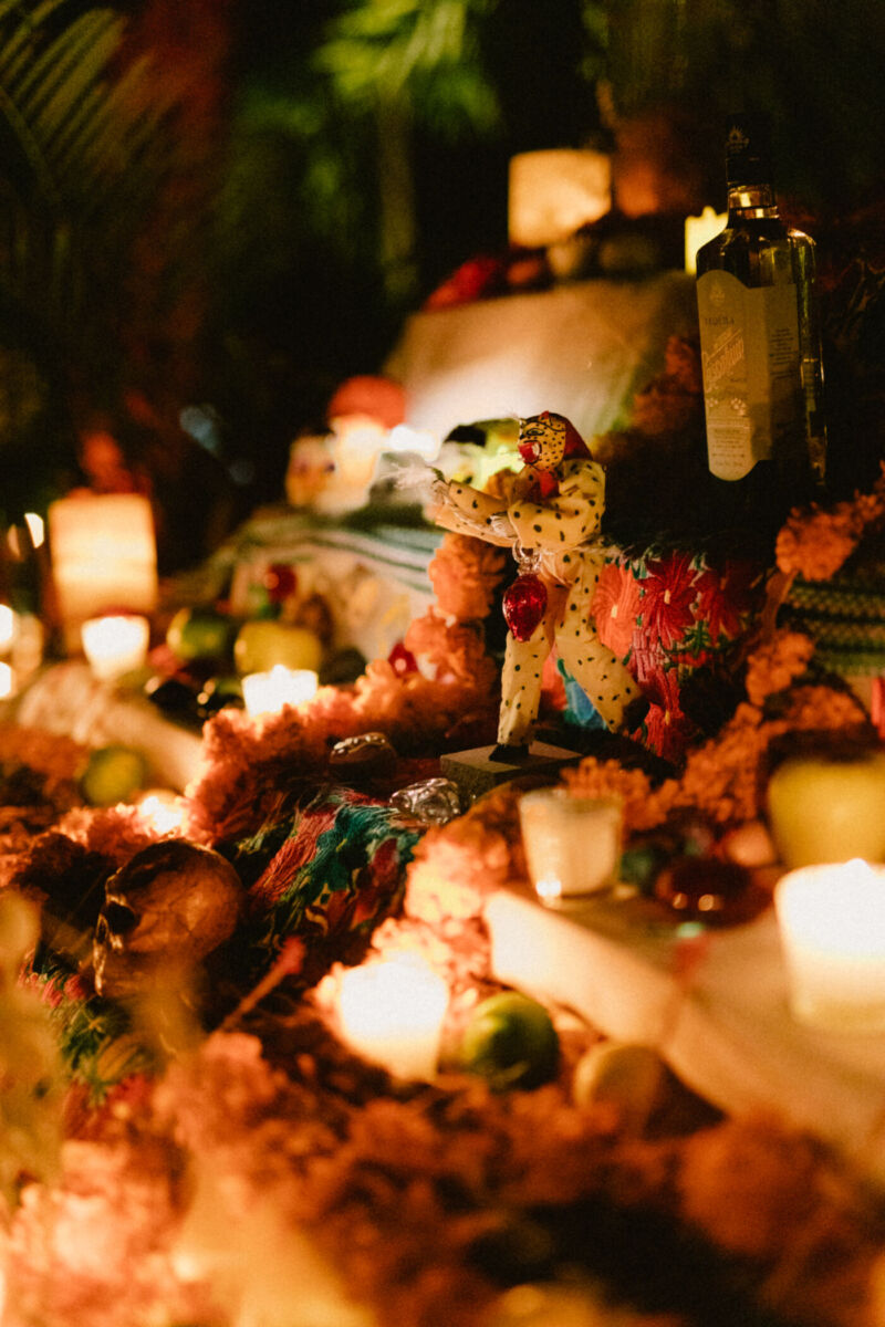 ofrenda con velas y flores de cempasúchil en hotel boutique en Guanajuato