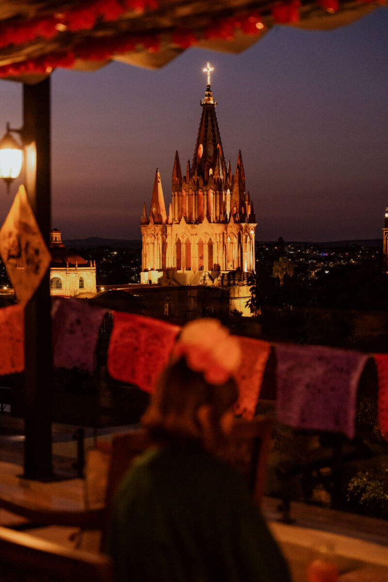 Mujer con flores en la cabeza en Casa Sierra Nevada en Día de Muertos