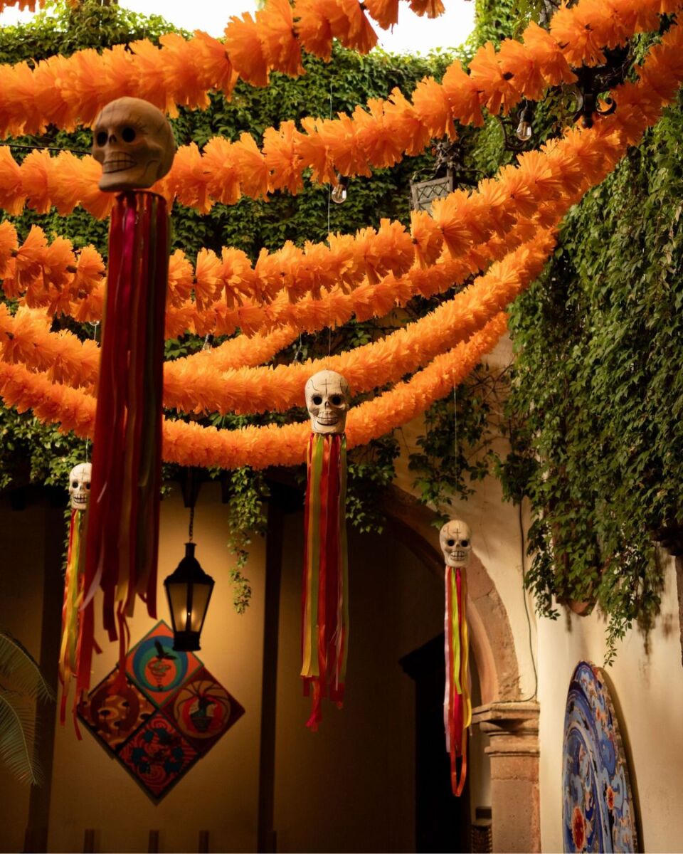 Decoración de Día de Muertos en hotel boutique