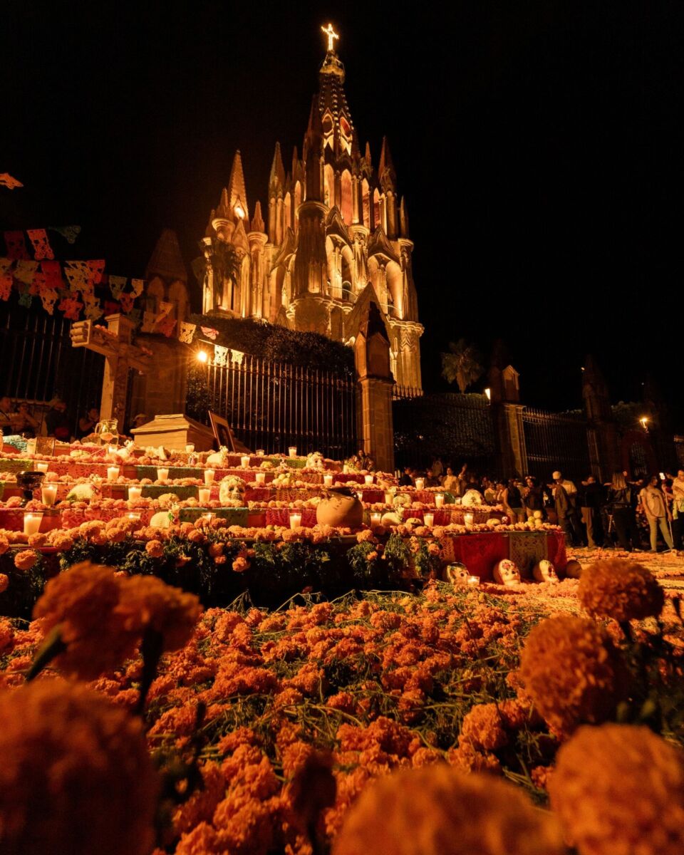 Megaofrenda en San Miguel de Allende frente a catedral
