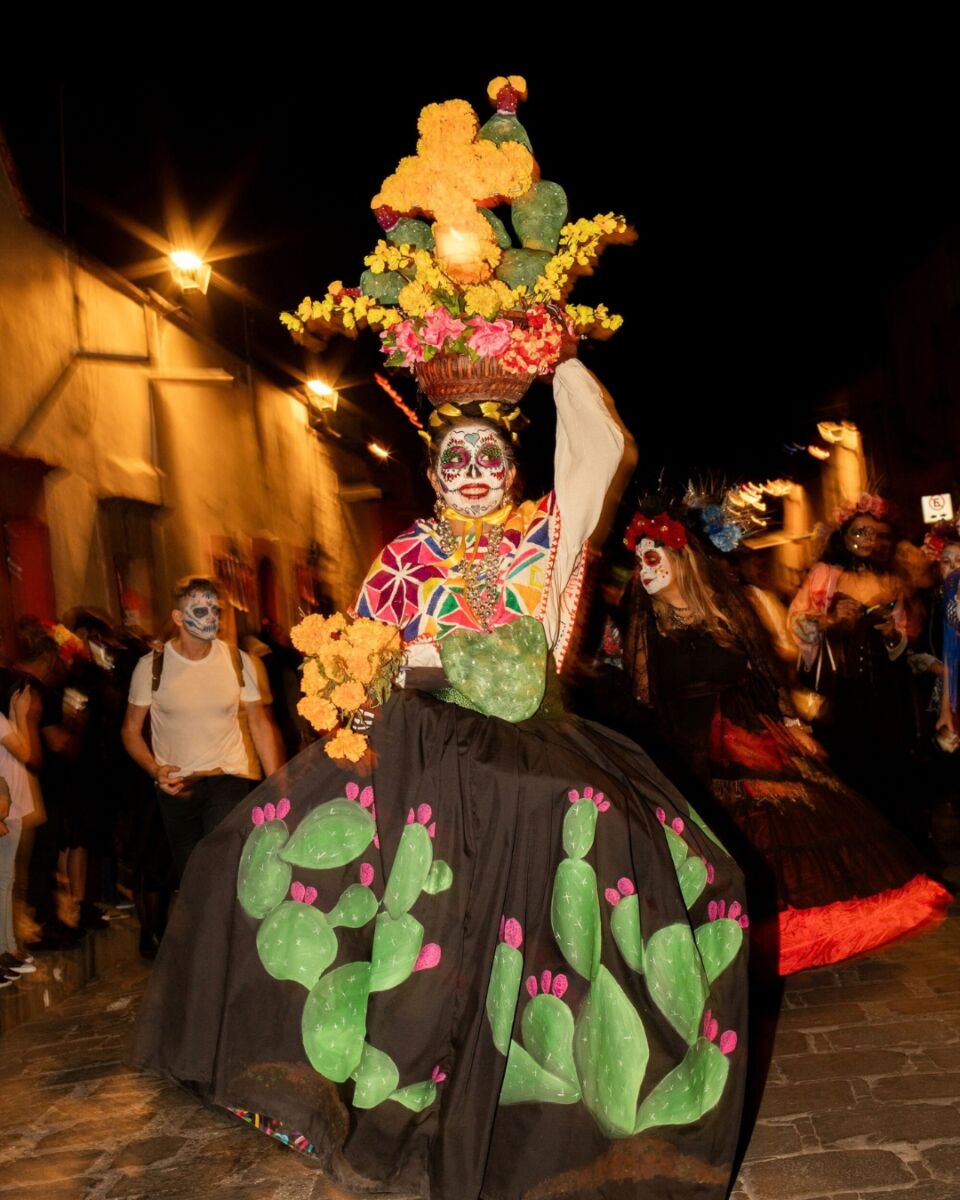 mujer vestida de catrina en desfile de octubre en San Miguel de Allende