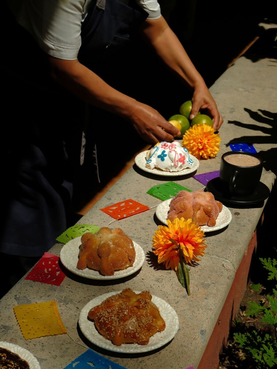 elementos gastronómicos de una ofrenda de Día de Muertos