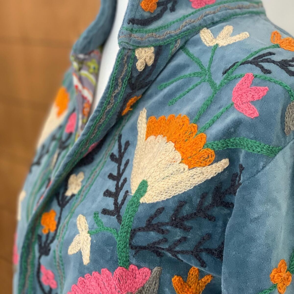 close up blazer azul bordado de la india