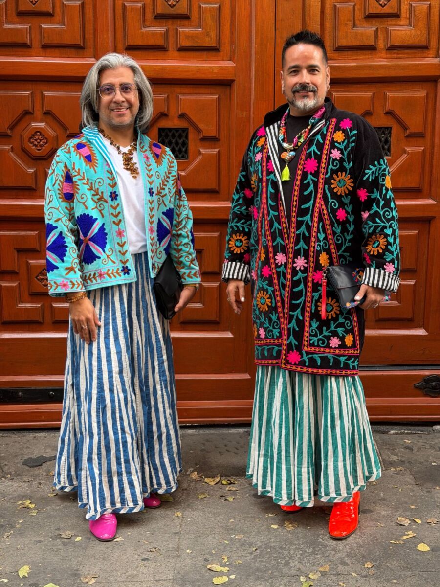 hombres vestidos con trajes de la india