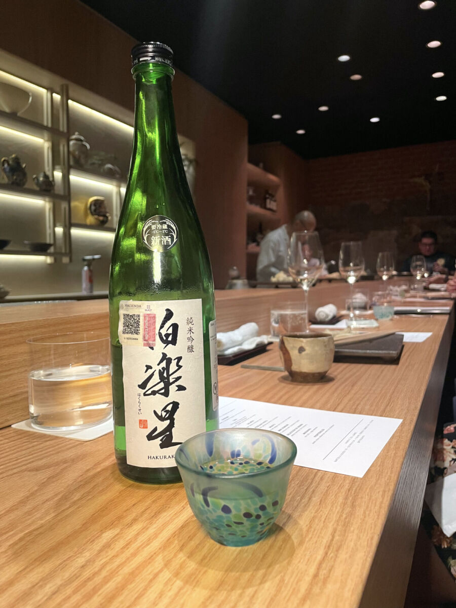 Sake japonés en la barra de omakase de Sushi Kyo 