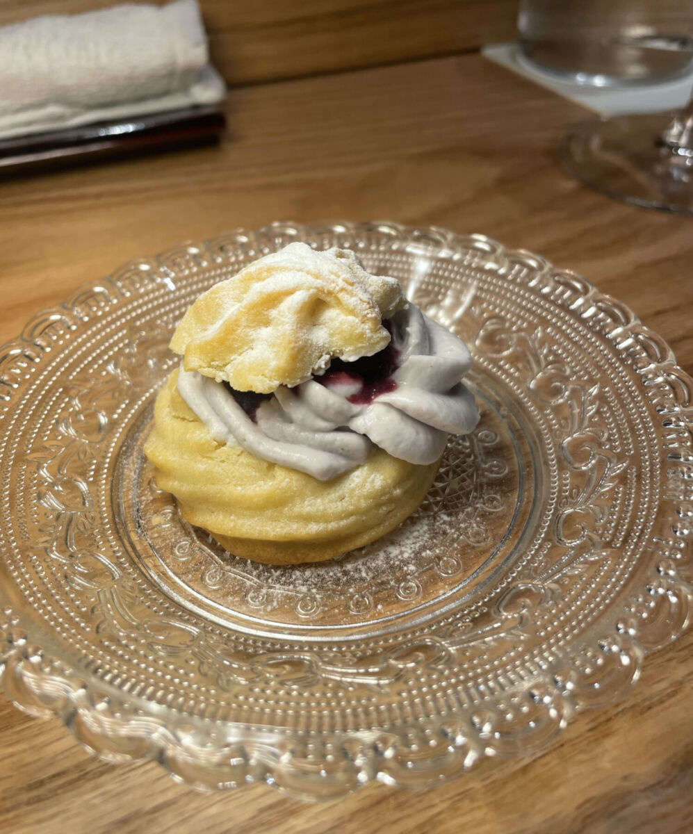 Profiterol con crema de arándano en Sushi Kyo