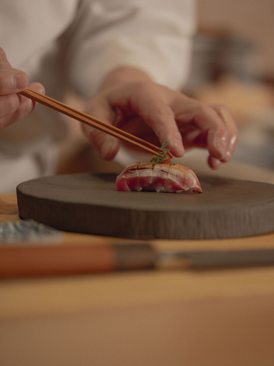 Chef preparando un nigiri en Sushi Kyo de la CDMX