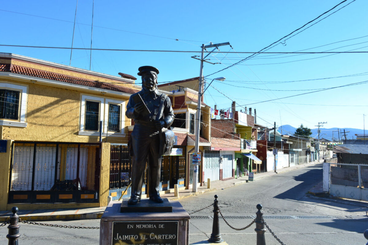 escultura de jaimito el cartero en Tangamandapio