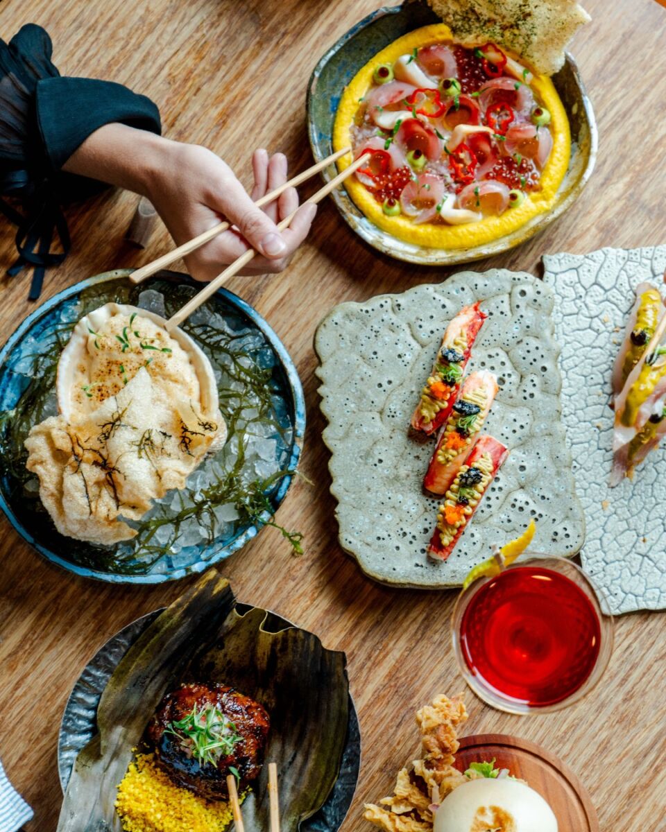 mesa con comida nikkei