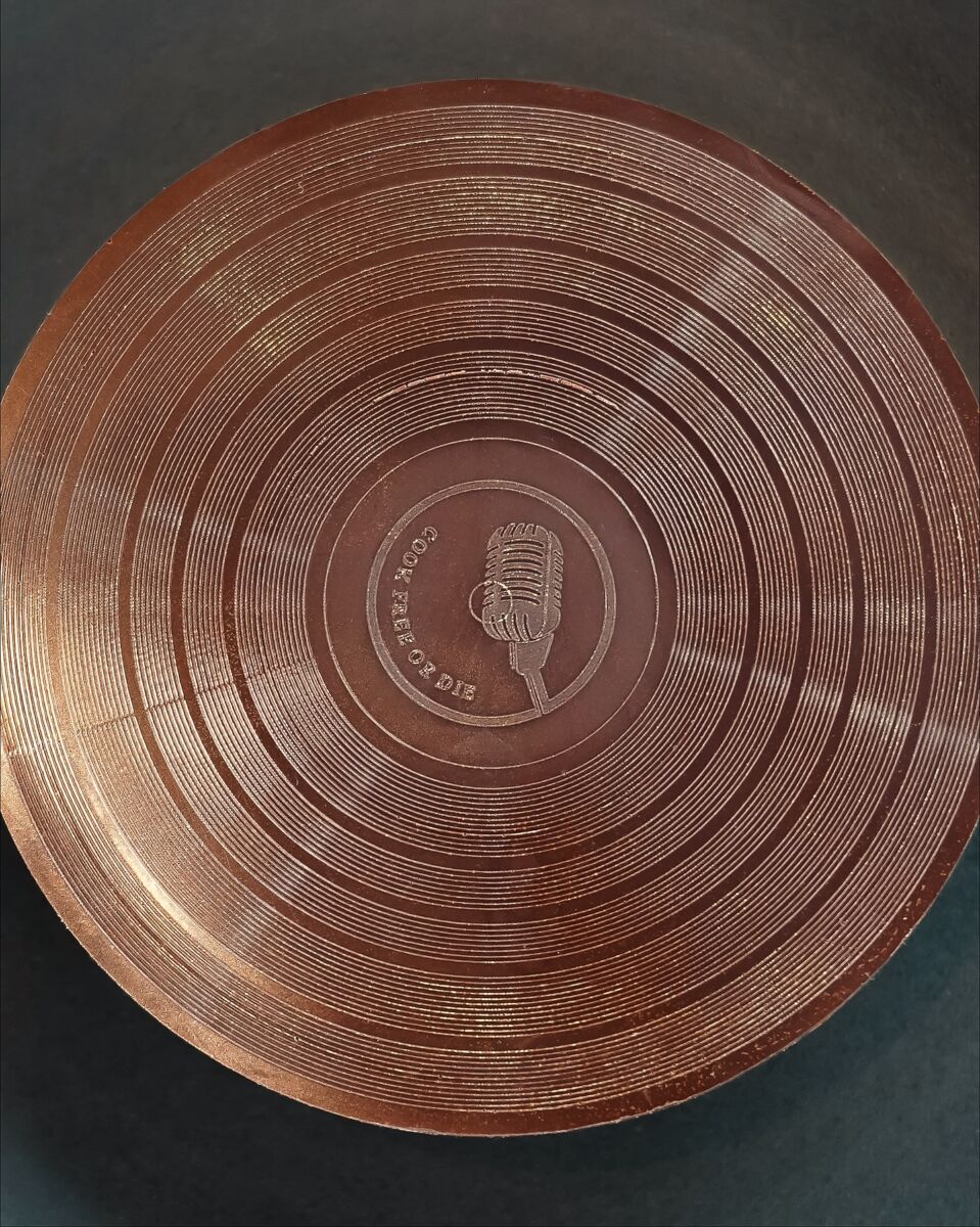disco de chocolate con la frase 'cook free or die'