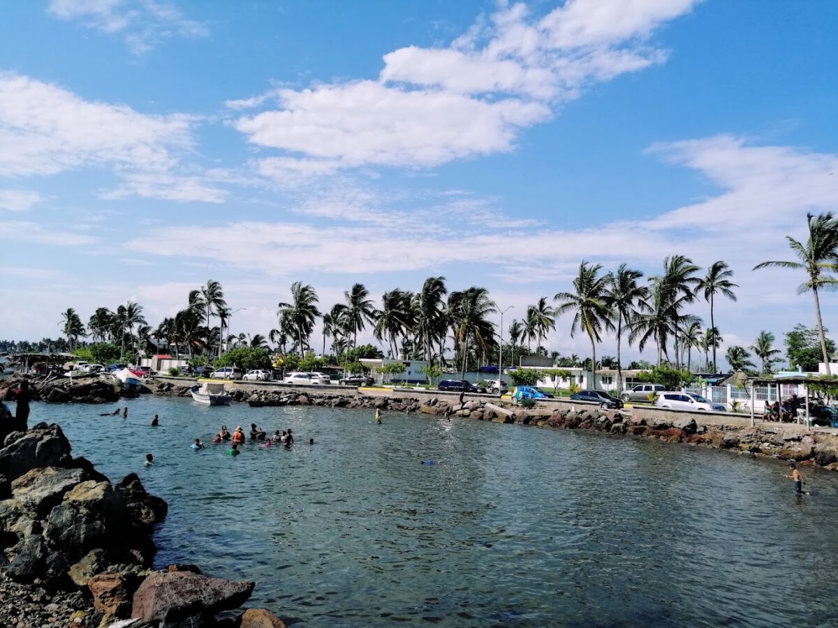 personas nadando en una playa de Sinaloa