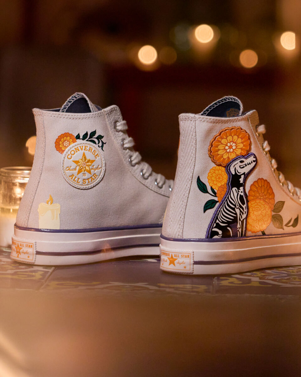 tenis converse con un perro y flor de cempasúchil 