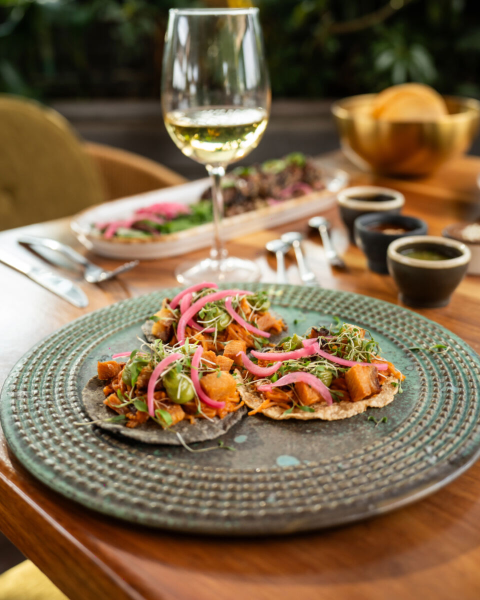 tacos en un plato y copa de vino blanco 