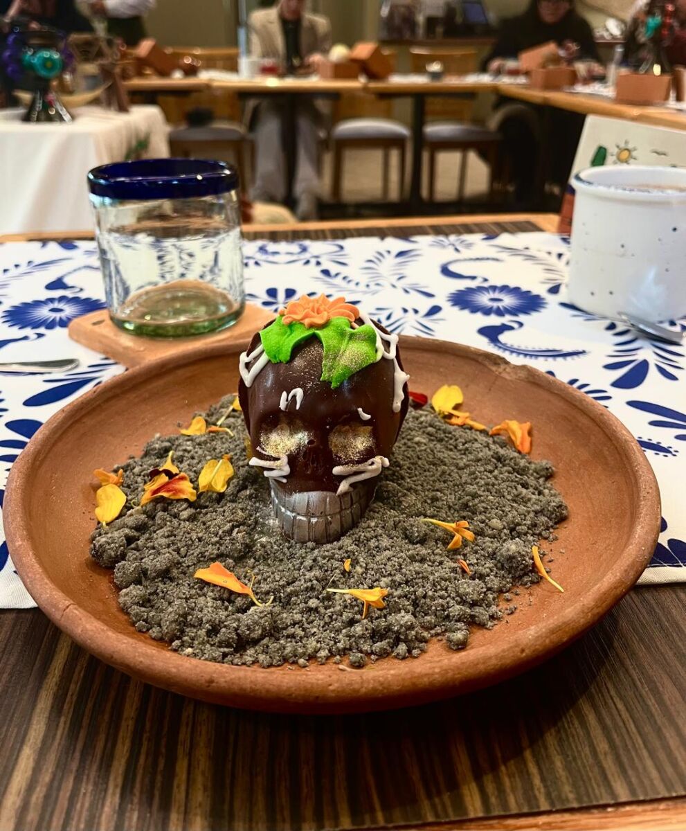 postre de calaverita  de día de muertos de chocolate y dulce