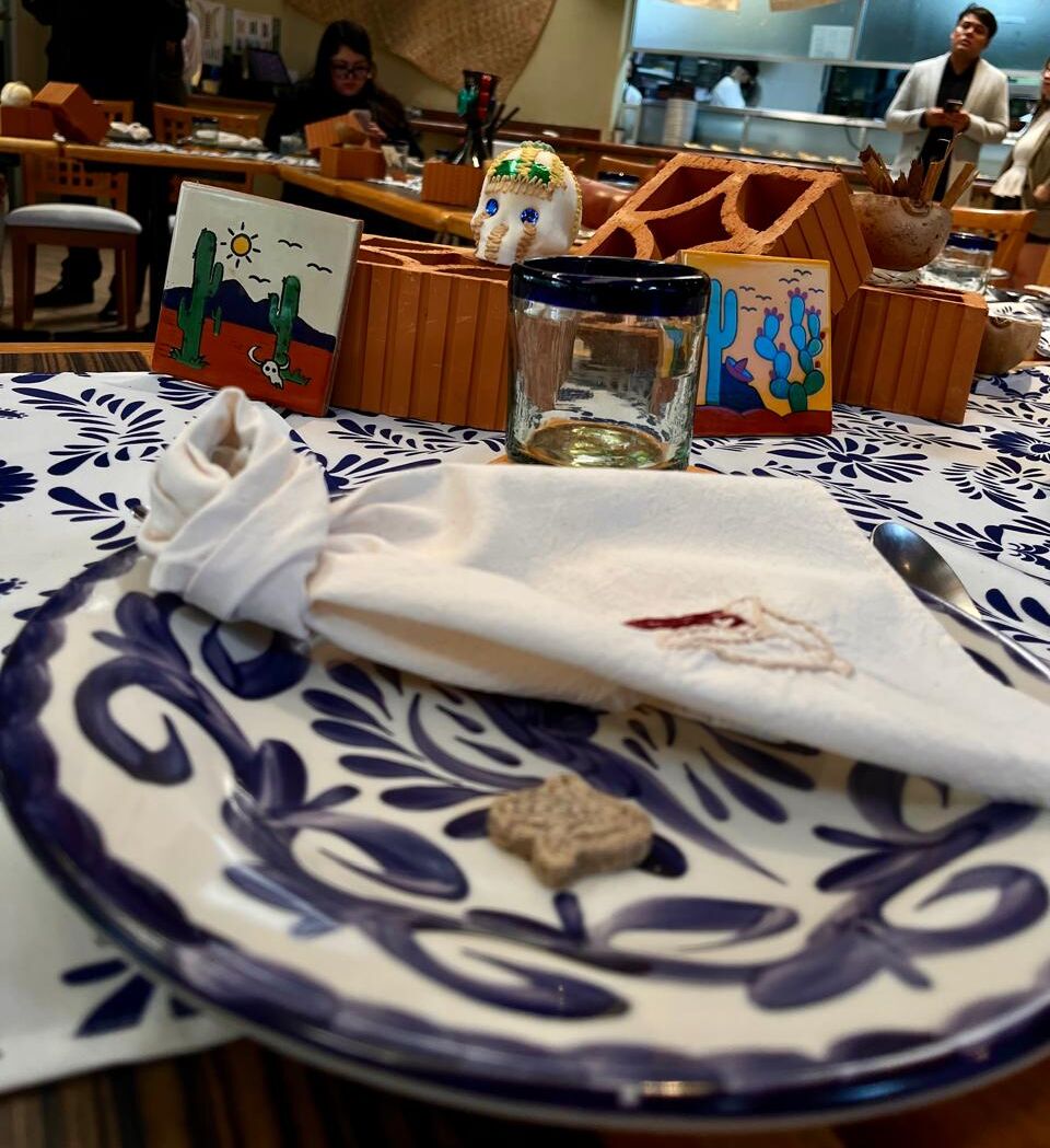 mesa con decoración de día de muertos en tierra iyari