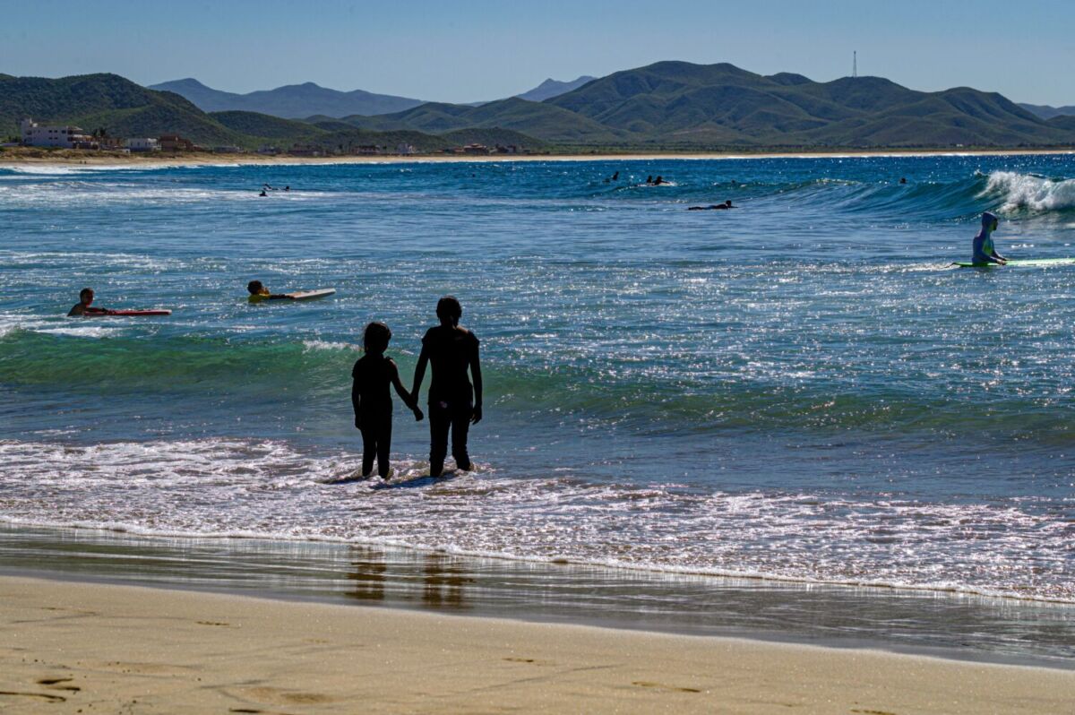 personas en una playa con agua limpia