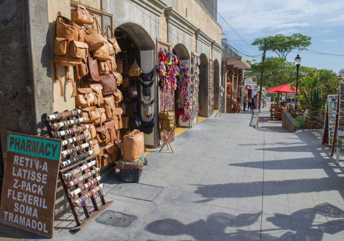 calle con tiendas en Todos Santos