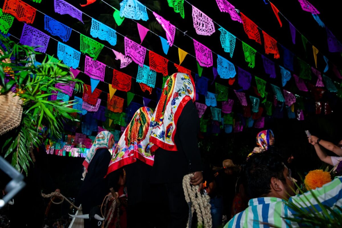 mujeres con pañoletas en día de muertos