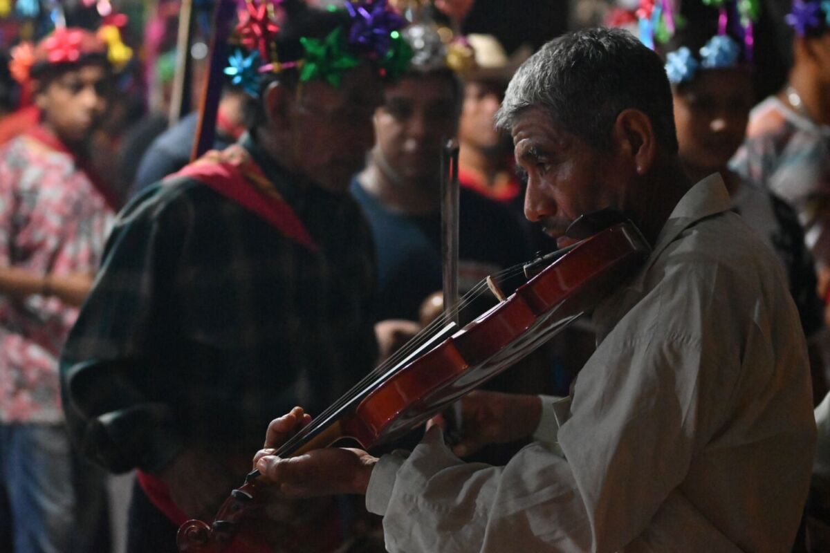 adulto mayor tocando el violín