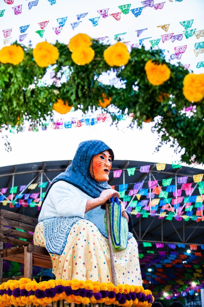 mujer con máscara xantolo