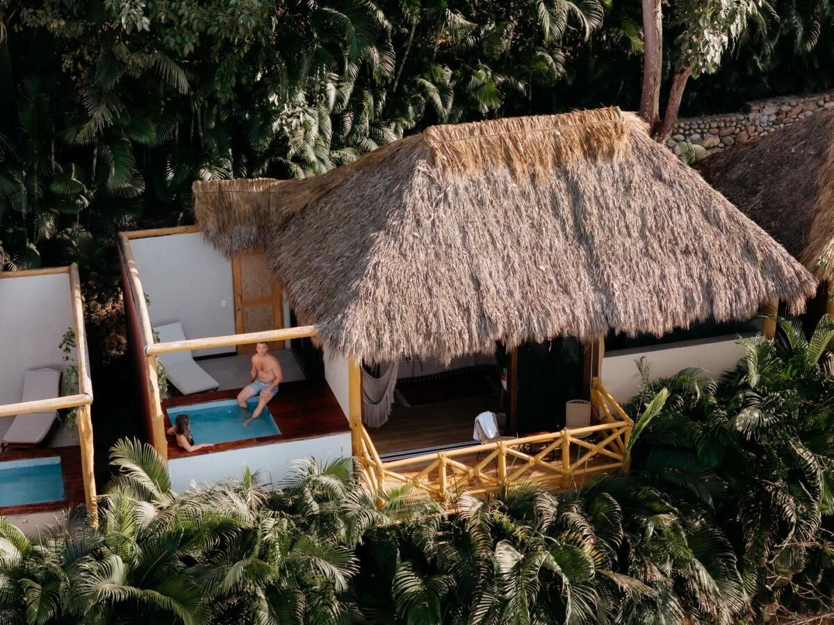 Xinalani: las palapas para dormir con alberca privada a las que solo se llega en barco